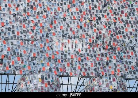 Kassel, Allemagne. 15 mai, 2017. Books enveloppé dans du plastique se suspendre à la charpente métallique du documenta d'art 'Le Parthénon de livres" par l'artiste Argentine Marta Minujin, qui est en construction à Kassel, Allemagne, 15 mai 2017 à Kassel documenta 14. se déroule du 10 juin 2017 au 17 septembre 2017. Photo : Swen Pförtner/dpa/Alamy Live News Banque D'Images