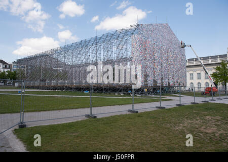 Kassel, Allemagne. 15 mai, 2017. Un travailleur installe books enveloppé dans du plastique sur le cadre en acier de la documenta, travail d'art 'Le Parthénon de livres" par l'artiste Argentine Marta Minujin, qui est en construction à Kassel, Allemagne, 15 mai 2017 à Kassel documenta 14. se déroule du 10 juin 2017 au 17 septembre 2017. Photo : Swen Pförtner/dpa/Alamy Live News Banque D'Images