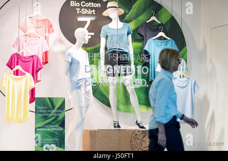 Düsseldorf, Allemagne. 15 mai, 2017. Un C&un membre du personnel passe par une fenêtre display, la nouvelle collection à Duesseldorf, Allemagne, 15 mai 2017. Photo : Guido Kirchner/dpa/Alamy Live News Banque D'Images