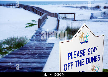 Alabama, côte du golfe du Mexique, Gulf Shores, Gulf Shores Plantation, complexe, plage, promenade, garde-corps en bois, passerelle, dunes de sable, panneau, rester hors de l'hôtel, préservation Banque D'Images