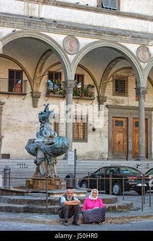 Couple de personnes âgées sur la Piazza della Santissima Annunziata - Florence Banque D'Images