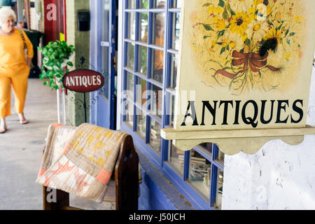 Alabama Elmore County,Tallassee,James Street,adulte adultes femme femme femme femme,senior personnes âgées citoyens pensionnés retraités ont pris leur retraite Banque D'Images