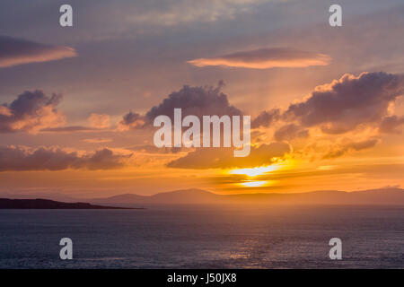 Lever de soleil sur l'île de Rathlin et Mull of Kintyre de Kinbane Head North Antrim Irlande du Nord au Royaume-Uni. Banque D'Images