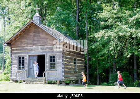 Troy Alabama, Pioneer Museum of Alabama histoire, cabane en rondins église, régional, éducation, passé, vie du Sud, village recréé, artefacts, adulte femme W Banque D'Images