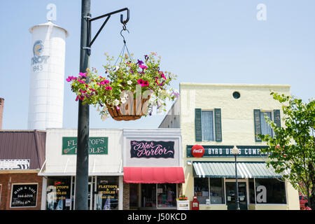 Alabama,Pike County,Troy,petite place de la ville,panier suspendu,centre-ville,bâtiments historiques,horizon de la ville,revitalisation,siège du comté,bâtiment en brique rouge,eau Banque D'Images