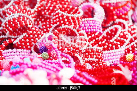 Bracelets et collier traditionnel anglais bangladais exposées dans une foire locale Banque D'Images