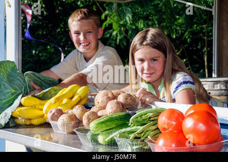 Alabama Coffee County,Enterprise,Highway 84,stand de production en bord de route,production locale,tomate,tomates,tomates,haricots verts,pomme de terre,courge,garçons,enfant mâle k Banque D'Images