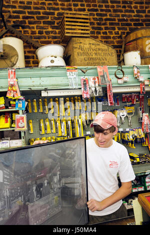 Greenville Alabama, Commerce Street, Greenville Hardware Company, photo historique noir et blanc, adolescents adolescents adolescents adolescents adolescents adolescents garçons, hommes enfants enfants enfant Banque D'Images