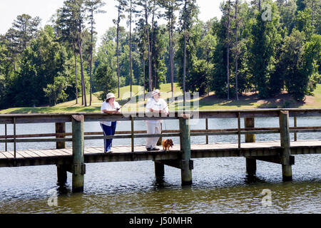 Alabama Butler County, Greenville, Cambrian Ridge, Robert Trent Jones Golf Trail, Sherling Lake Park, adultes homme hommes, femme femme femme dame, chien Banque D'Images