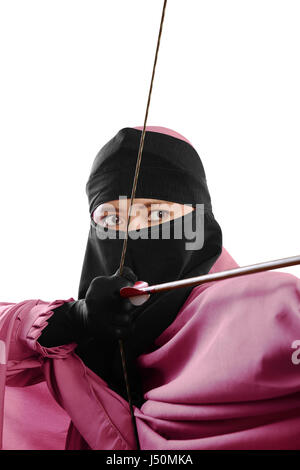 Close up of Asian Muslim woman prêt à tirer une flèche isolated over white background Banque D'Images