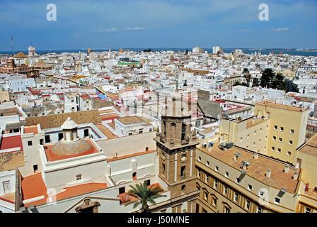 Vue sur le clocher de l'église de Santiago et toits de la ville avec la mer à l'arrière vu du haut de la Cathédrale, Cadiz, Cadiz Province, Andalusia Banque D'Images