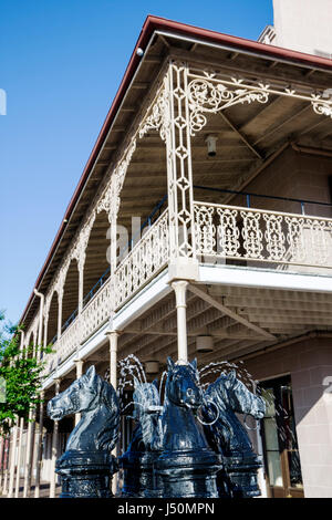 Alabama Dallas County, Selma, St. James, hôtel hôtels hébergement inn motel motels, établi en 1837, fontaine, chevaux, main courante en fer forgé, visiteurs trave Banque D'Images