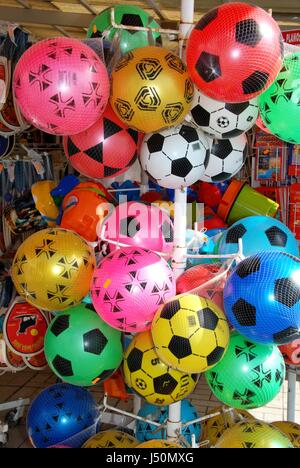 Ballons pour enfants à vendre à l'extérieur d'une boutique, Torremolinos, Malaga Province, Andalusia, Spain, Europe de l'Ouest. Banque D'Images