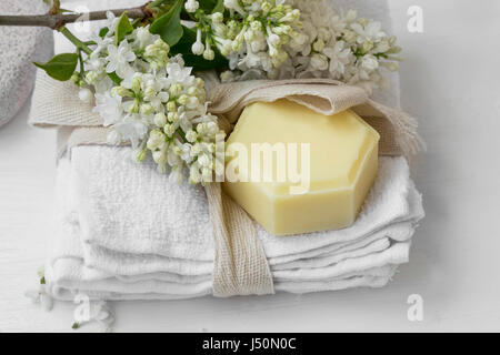 L'établissement de spa avec des serviettes en coton , fleurs lilas et les savons Banque D'Images