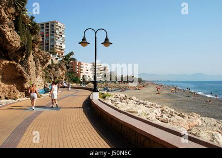 Les touristes se détendre sur la plage et la promenade, Torremolinos, Malaga Province, Andalusia, Spain, Europe de l'Ouest. Banque D'Images