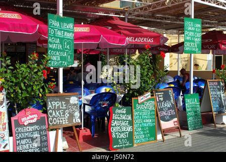 Les touristes se détendre à la terrasse d'un café le long de la promenade, Torremolinos, Malaga Province, Andalusia, Spain, Europe de l'Ouest. Banque D'Images