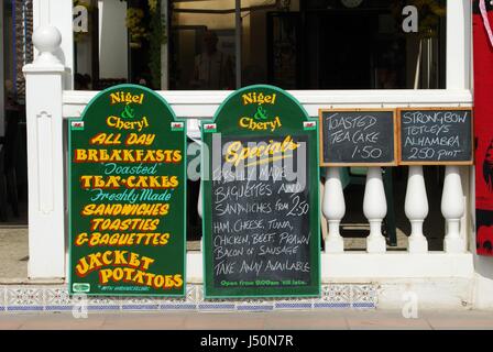 En dehors d'un menu café de la chaussée le long de la promenade, Torremolinos, Malaga Province, Andalusia, Spain, Europe de l'Ouest. Banque D'Images