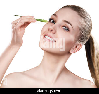 Jeune femme utilise de l'huile d'aloe vera pour peau isolé sur fond blanc Banque D'Images