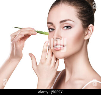 Jeune femme utilise de l'huile d'aloe vera pour peau isolé sur fond blanc Banque D'Images