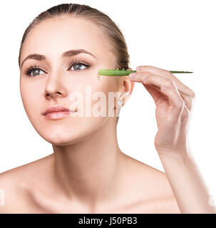 Jeune femme utilise de l'huile d'aloe vera pour peau isolé sur fond blanc Banque D'Images