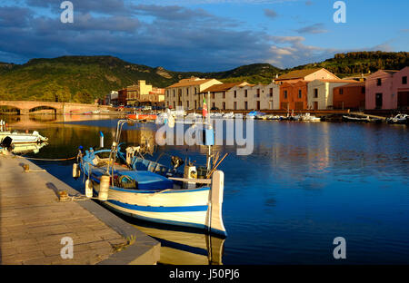 Bateaux de pêche sur le fleuve Temo, Bosa, Sardaigne, Italie Banque D'Images