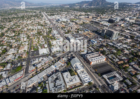 Los Angeles, Californie, USA - 12 Avril 2017 : Vue aérienne de Burbank et Lankershim Blvds dans le Nord d'Hollywood domaine de la vallée de San Fernando. Banque D'Images