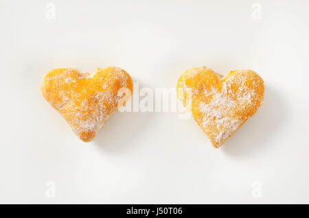 Deux cookies en forme de coeur sur fond blanc Banque D'Images