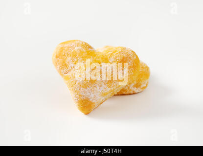 Deux cookies en forme de coeur sur fond blanc Banque D'Images