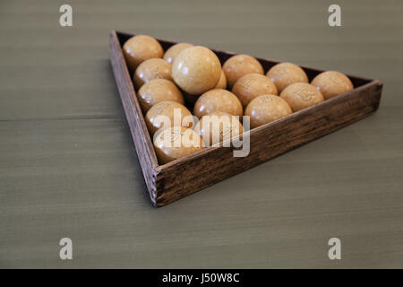 Boules de billard russe Vintage jeter sur toile verte dans un triangle. Vintage photo stylisée Banque D'Images