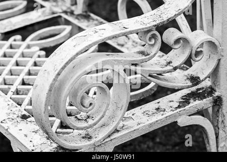 Vintage metal banc de parc avec motif forgé décoratif blanc Banque D'Images