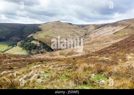 Paysage de la campagne anglaise. Grindsbrook Clough, sur la bordure sud de Kinder Scout, Derbyshire, dans le parc national de Peak District, England, UK Banque D'Images