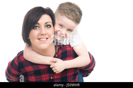 La mère et le jeune enfant smiling against white background Banque D'Images