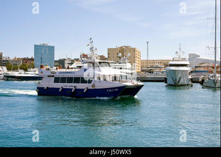 Bateaux de plaisance Tourisme à Port Vell à Barcelone Espagne ES EU Banque D'Images