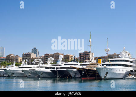 Super yachts amarrés au port Vell à Barcelone Espagne ES EU Banque D'Images