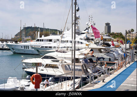 Super yachts amarrés au port Vell à Barcelone Espagne ES EU Banque D'Images