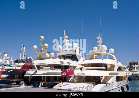 Super yachts amarrés au port Vell à Barcelone Espagne ES EU Banque D'Images