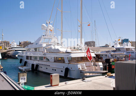 Super yachts amarrés au port Vell à Barcelone Espagne ES EU Banque D'Images