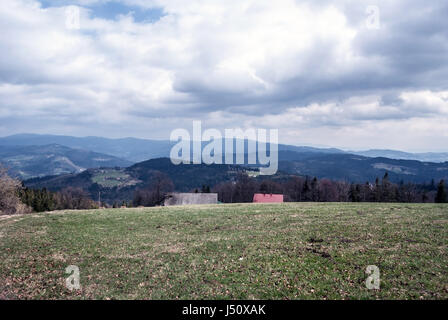 Vue depuis la colline cieslar on polish - frontières tchèque dans les montagnes beskides de Silésie avec mountain meadow, des maisons isolées, des hameaux et des collines de beau sp Banque D'Images