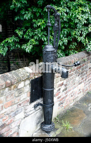 19e siècle de la pompe à eau à main dans la ville historique de Sandwich Kent uk mai 2017 Banque D'Images