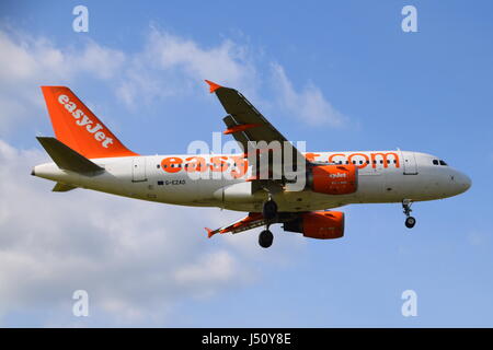 G-EZAO easyJet Airbus A319-100 - cn 2769 en approche finale à l'aéroport de Londres Gatwick LGW Banque D'Images