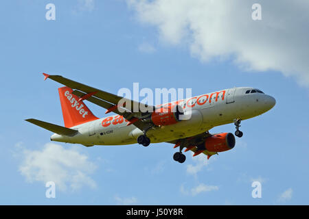 G-EZAO easyJet Airbus A319-100 - cn 2769 en approche finale à l'aéroport de Londres Gatwick LGW Banque D'Images