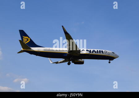 Ei-EGA RyanAir Boeing 737-8comme l'approche finale de LGW Londres Gatwick airport Banque D'Images
