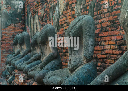 Statues de Bouddha dans le temple Ayutthaya en brique rouge, Thaïlande Banque D'Images