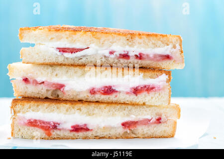 Le fromage à la crème Pain Doré farci aux fraises Banque D'Images