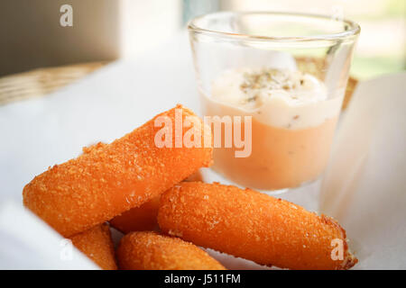 Bâtonnets de fromage mozzarella frit avec sauce Banque D'Images