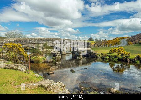 Bellever Clapper Bridge à Bellever, près de Postbridge, Dartmoor, avec le nouveau pont de la route derrière. Le printemps sur Dartmoor. Banque D'Images