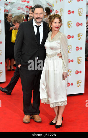 Julian Barratt et Julia Davis arrivant pour la Vierge PLAT British Academy Television Awards 2017 qui a eu lieu au Festival Hall à Southbank Centre, Londres. ASSOCIATION DE PRESSE Photo. Photo date : dimanche 14 mai 2017. Voir PA story SHOWBIZ BAFTA. Crédit photo doit se lire : Matt Crossick/PA Wire Banque D'Images