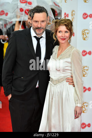 Julian Barratt et Julia Davis arrivant pour la Vierge PLAT British Academy Television Awards 2017 qui a eu lieu au Festival Hall à Southbank Centre, Londres. ASSOCIATION DE PRESSE Photo. Photo date : dimanche 14 mai 2017. Voir PA story SHOWBIZ BAFTA. Crédit photo doit se lire : Matt Crossick/PA Wire Banque D'Images