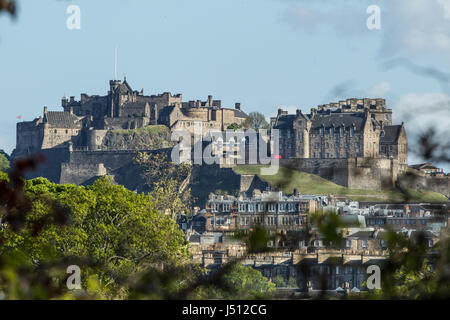 Edimbourg, Ecosse, UK, 14e, Mai 2017 Un après-midi de printemps Ensoleillé vue sur le nord de l'aspect de Château d'Edimbourg prend de Inverleith dans le Nord Banque D'Images