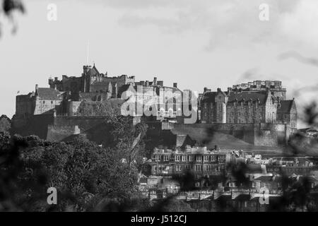 Edimbourg, Ecosse, UK, 14e, Mai 2017 Un après-midi de printemps Ensoleillé vue sur le nord de l'aspect de Château d'Edimbourg prend de Inverleith dans le Nord Banque D'Images